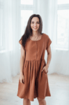 Mušelínové šaty Olivie propínací hnědé – Reparáda