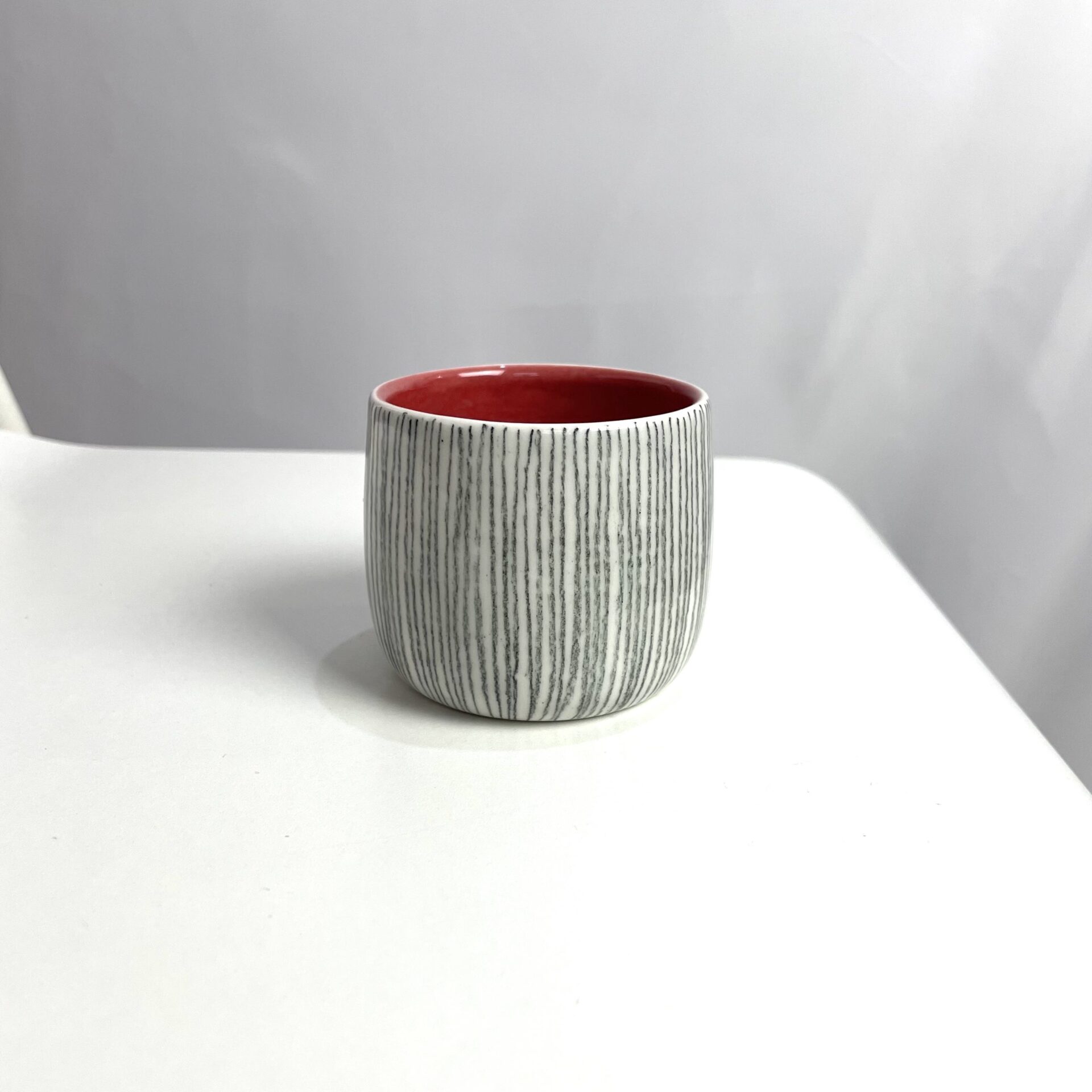 Červený kalíšek porcelánový Čáry 100 ml - Darouge Červený kalíšek porcelánový Čáry 100 ml - Darouge