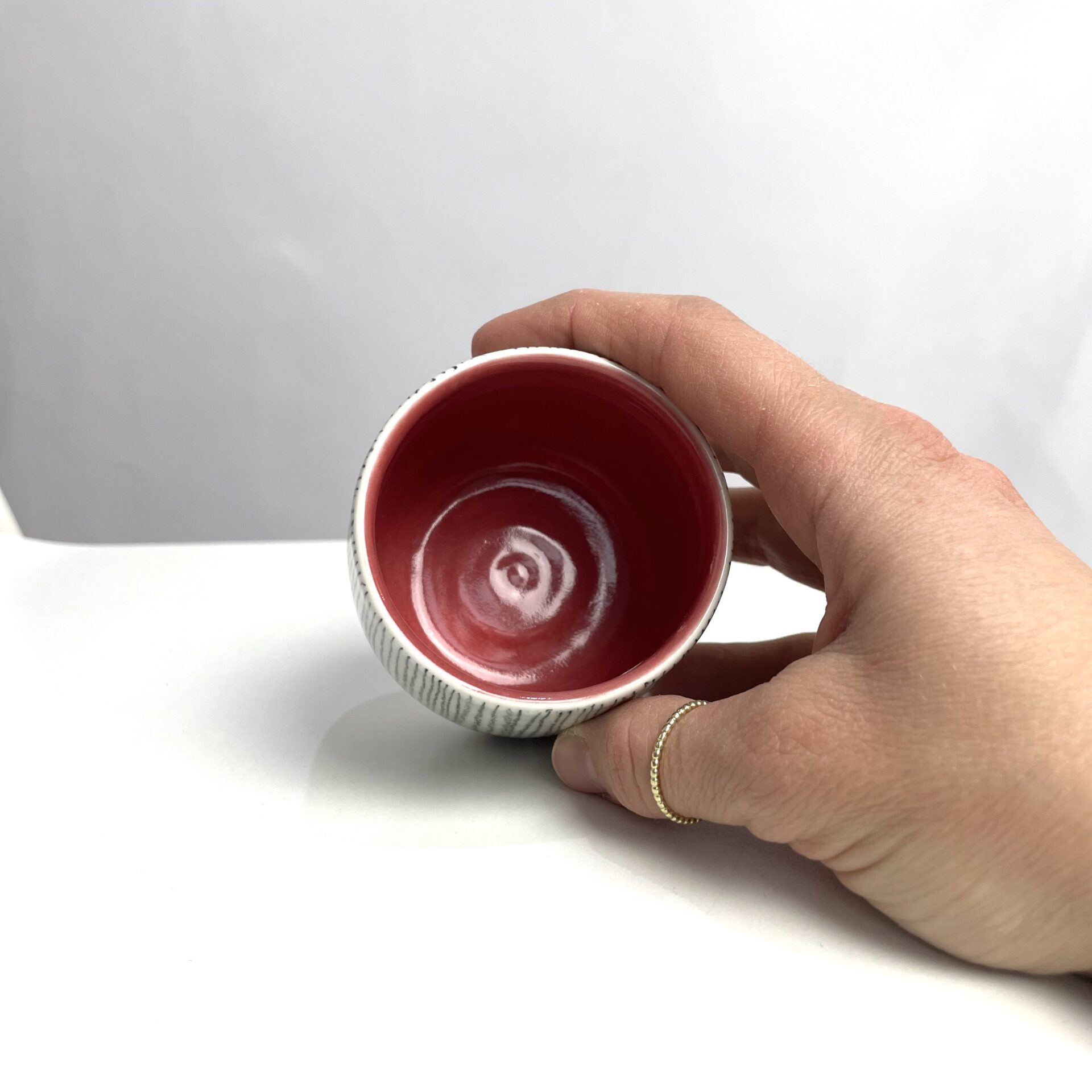 Červený kalíšek porcelánový Čáry 100 ml - Darouge Červený kalíšek porcelánový Čáry 100 ml - Darouge