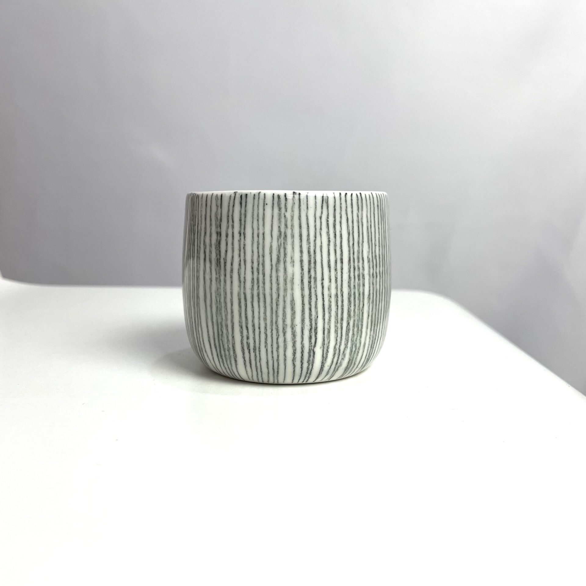 Červený kalíšek porcelánový Čáry 100 ml - Darouge Červený kalíšek porcelánový Čáry 100 ml - Darouge