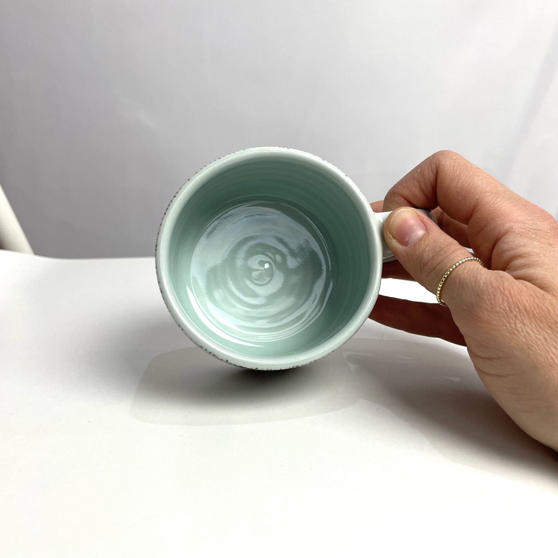 Modrý hrnek porcelánový Čáry 120 ml - Darouge Modrý hrnek porcelánový Čáry 120 ml - Darouge