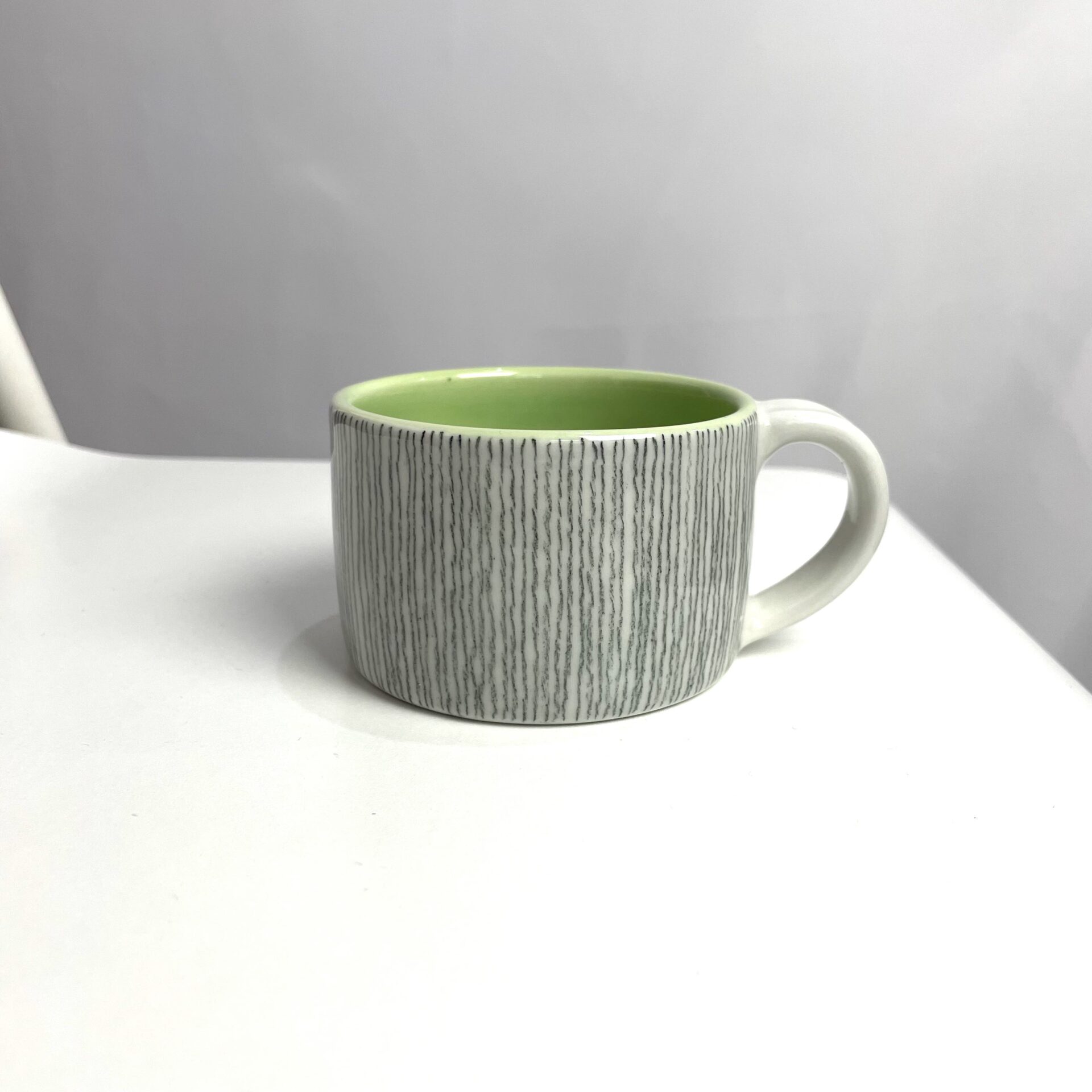 Zelený hrnek porcelánový Čáry 120 ml - Darouge Zelený hrnek porcelánový Čáry 120 ml - Darouge