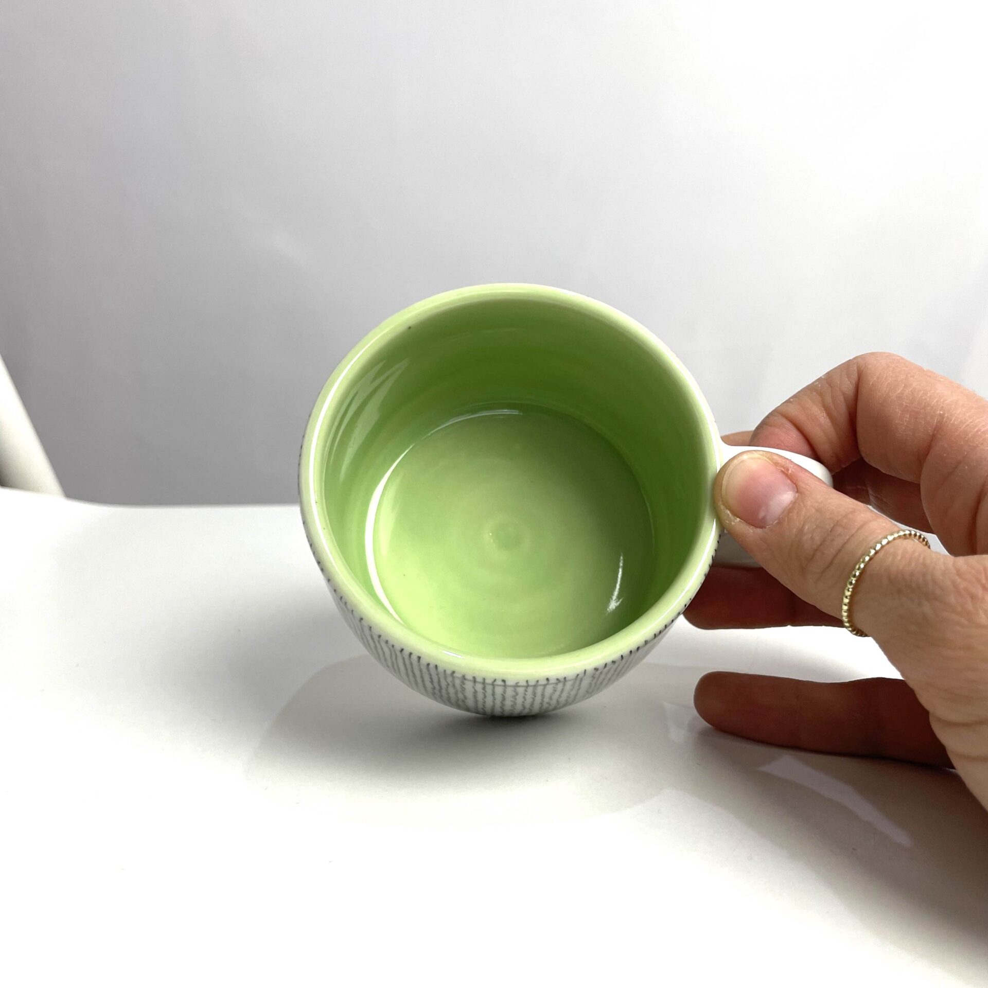 Zelený hrnek porcelánový Čáry 120 ml - Darouge Zelený hrnek porcelánový Čáry 120 ml - Darouge