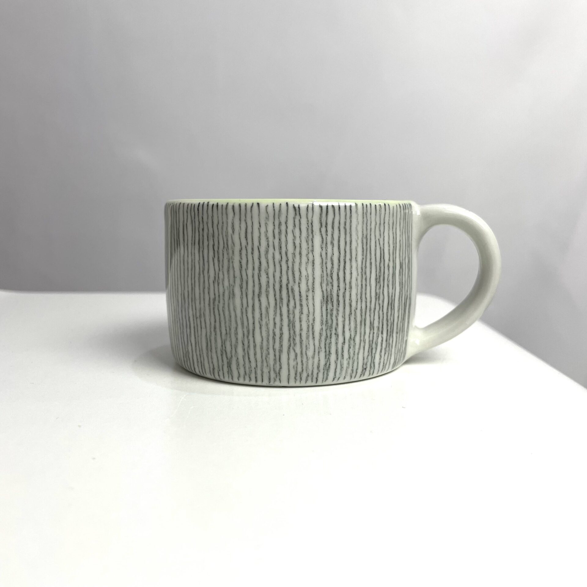 Zelený hrnek porcelánový Čáry 120 ml - Darouge Zelený hrnek porcelánový Čáry 120 ml - Darouge