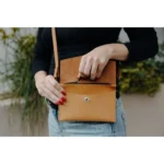 Skořicová kapsička s popruhem – Wood Style