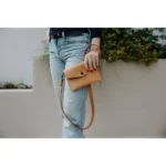 Skořicová kapsička s popruhem – Wood Style