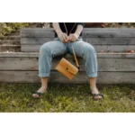 Skořicová kapsička s popruhem – Wood Style