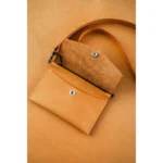 Skořicová kapsička s popruhem – Wood Style