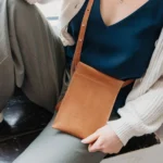 Pouzdro na telefon Nara beige – Vena Valnoha