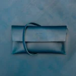 Modré kožené hranaté psaníčko – Wood Style