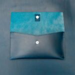 Modré kožené hranaté psaníčko – Wood Style