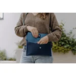 Modré kožené hranaté psaníčko – Wood Style