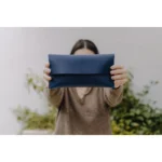 Modré kožené hranaté psaníčko – Wood Style