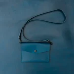 Modrá kapsička s popruhem – Wood Style