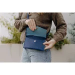 Modrá kapsička s popruhem – Wood Style