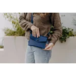 Modrá kapsička s popruhem – Wood Style