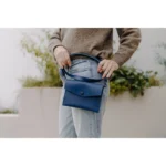 Modrá kapsička s popruhem – Wood Style