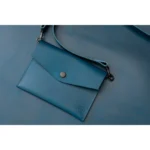 Modrá kapsička s popruhem – Wood Style